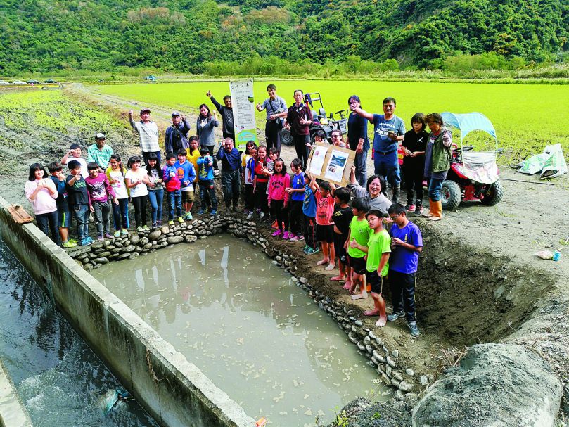南安部落學童協助菊池氏細鯽生態池營造
