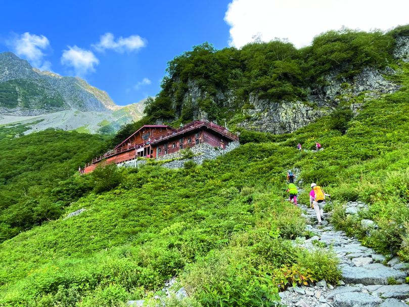 日本強調自律的登山精神及舒適的山屋打造出良好的登山環境（圖為中部山岳國立公園穗高連峰涸沢小屋）