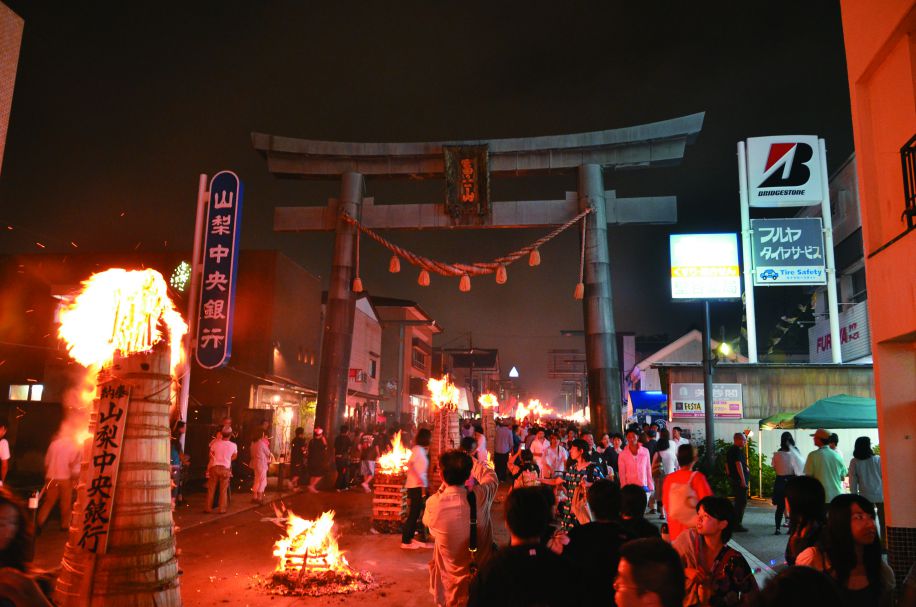 街道上設置火堆及火炬直通富士山登山口，象徵鎮火保佑登山平安及產業興盛