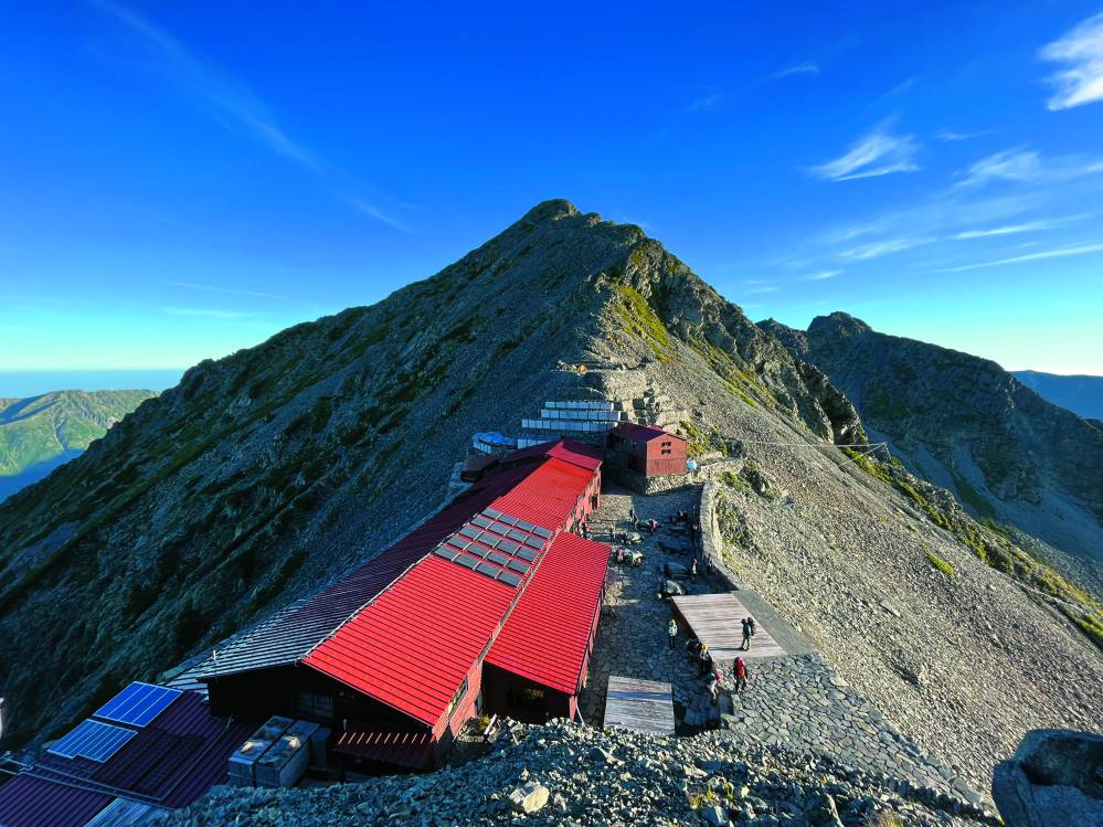 中部山岳國立公園位於奧穗高岳及涸沢岳之間山稜線的穗高岳山莊