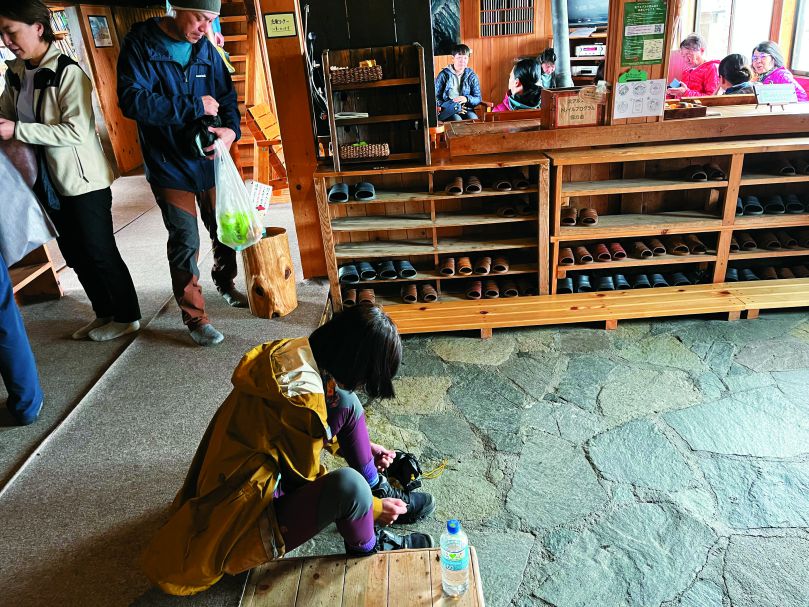 入口玄關處換室內拖鞋入內