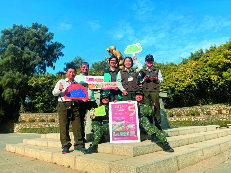春節活動「出蛇入化─沉浸古寧頭戰場，帶你重回1949」，與志工一起化身小小兵，體驗陸軍換裝活動