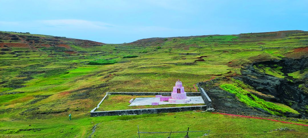 山坡上的梯田遺跡訴說過去此地的繁盛（圖為東嶼坪嶼金龍塔）／曾國棟 提供