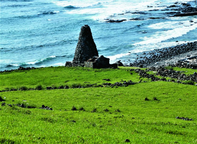 山坡上的梯田遺跡訴說過去此地的繁盛（圖為東嶼坪嶼金龍塔）／曾國棟 提供