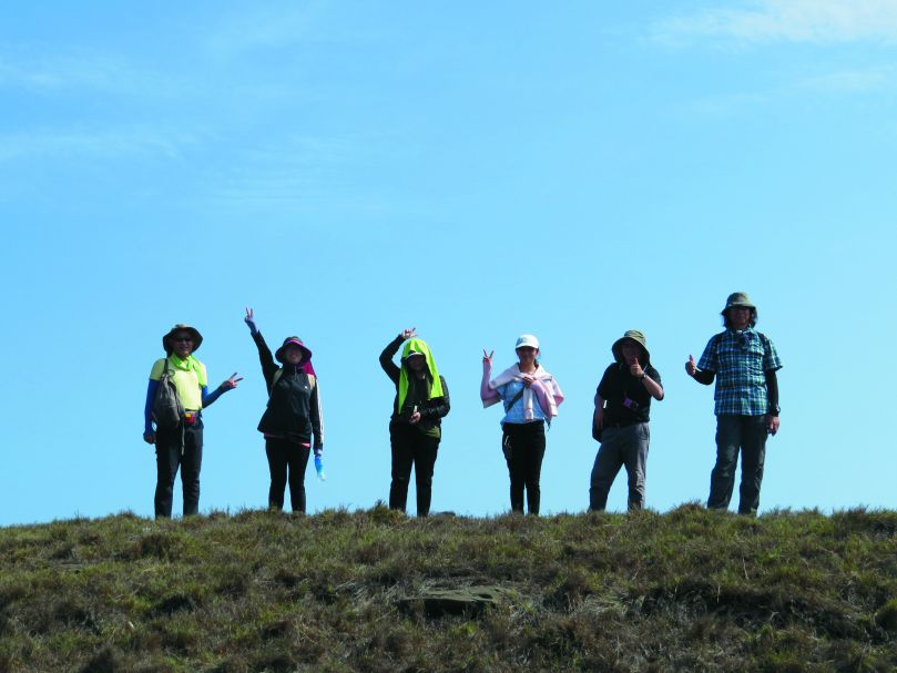 在幾乎沒有遮蔽的島上做研究，每個人都必須「全副武裝」／張靜宜 提供