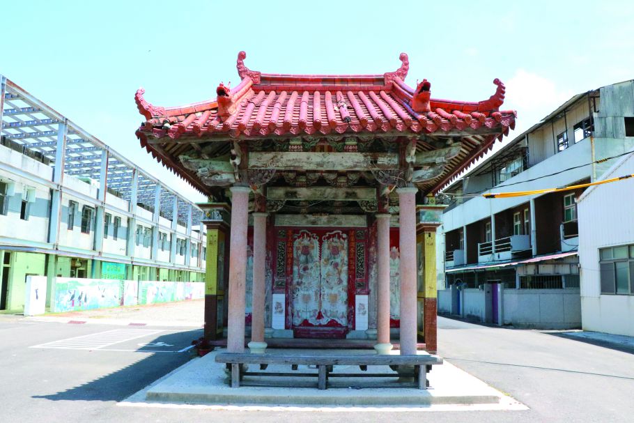 緊閉廟門的安順鹽田永鎮宮舊廟址，神祇亦隨鹽工牽至鄰村／台管處 提供