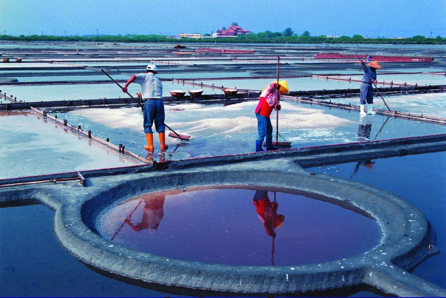 目前僅有少數鹽田（例如安順鹽場）仍有例行性的晒鹽工作／台管處 提供