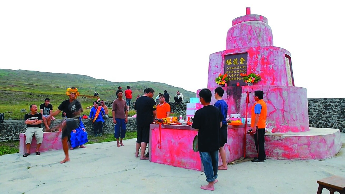 金龍塔每兩年就會舉辦一次塔祭，典禮就像神明蒞臨巡視一樣，鑼鼓喧天，熱鬧非凡/(海管處提供，出自《海角秘境-澎湖南方四島地名地標解密》