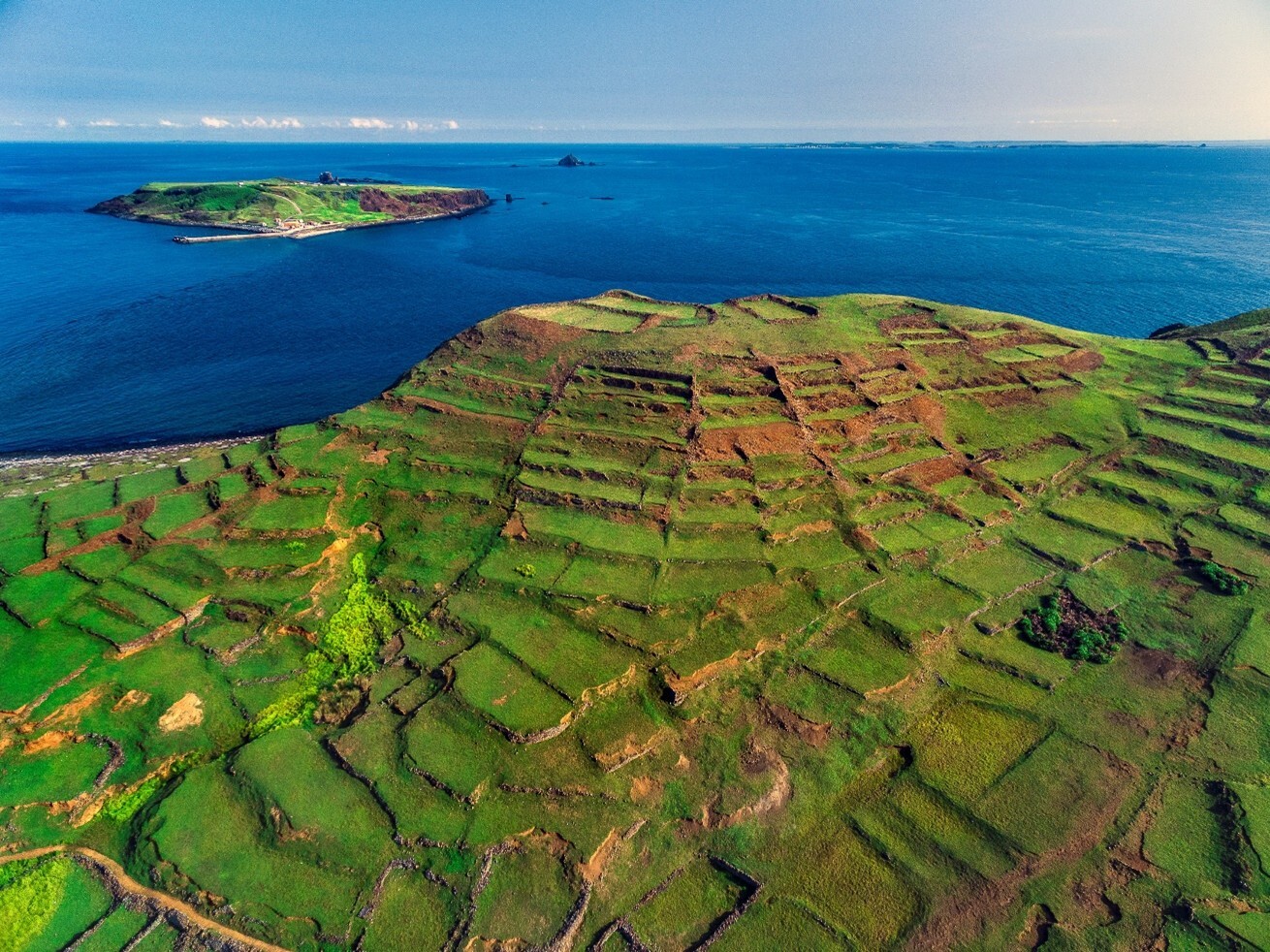澎湖南方四島擁有自然樸實的景致，本圖為東嶼坪嶼空拍菜宅梯田的景觀/海管處提供