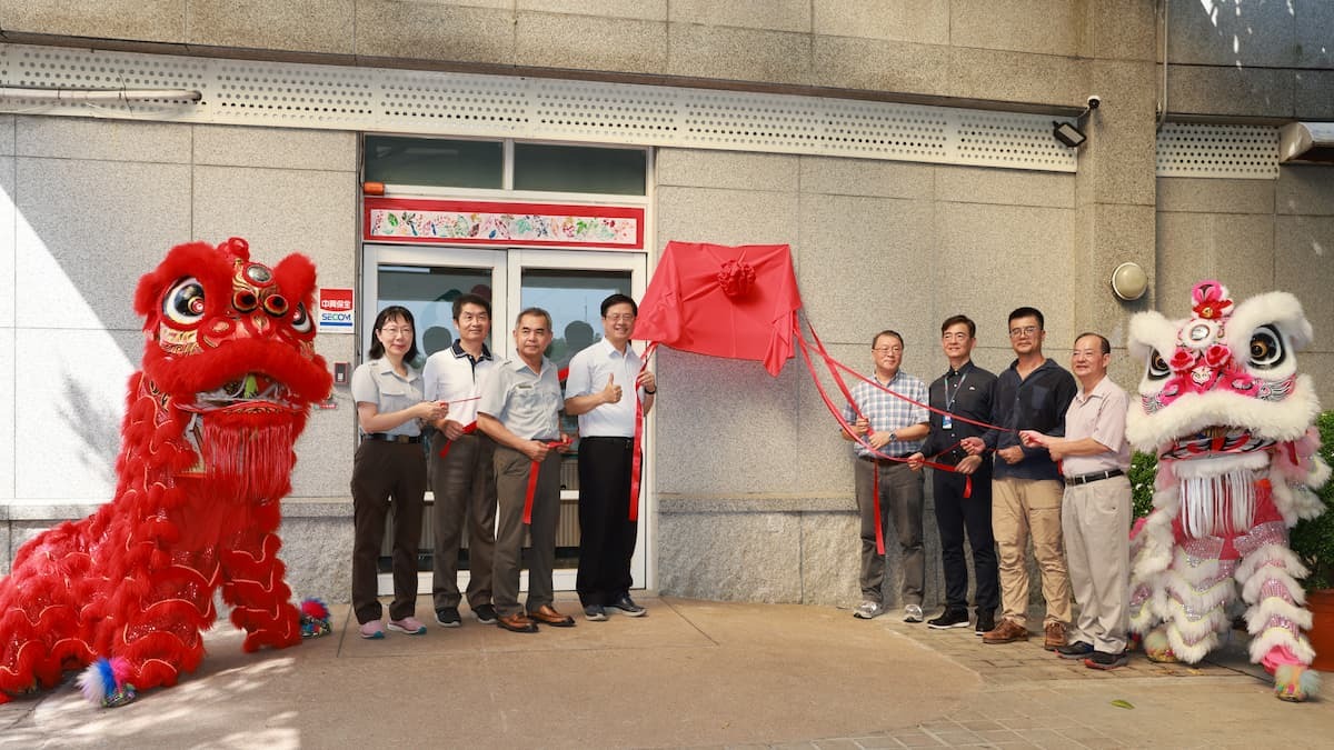 大肚山管理站揭牌儀式(由左至右分別為：李碧英主任、許亞儒前主任、張登文處長、王成機署長、徐典裕副館長、江智民主任、汪家灝營運總監、徐志彥前主任)