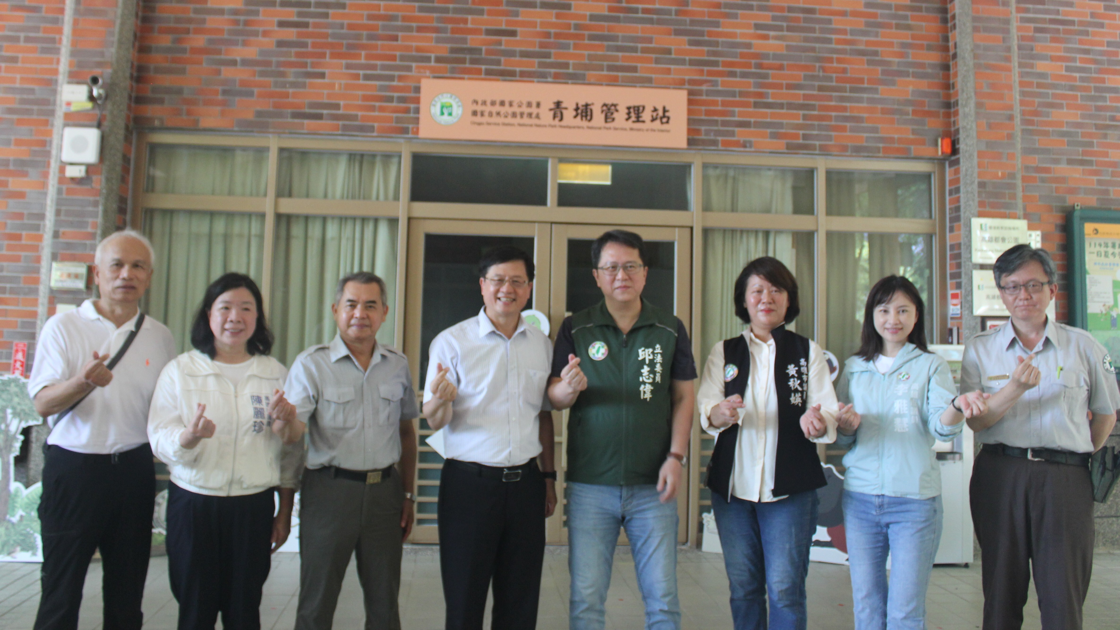 alt-070113_青埔管理站揭牌成立從左至右分別為鄭銘賢前主任陳麗珍議員張登文處長王成機署長邱志偉立委黃秋媖議員李雅慧議員蔡益銘主任