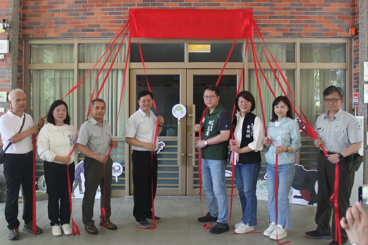 青埔管理站揭牌儀式(從左至右分別為鄭銘賢前主任、陳麗珍議員、張登文處長、王成機署長、邱志偉立委、黃秋媖議員、李雅慧議員、蔡益銘主任)