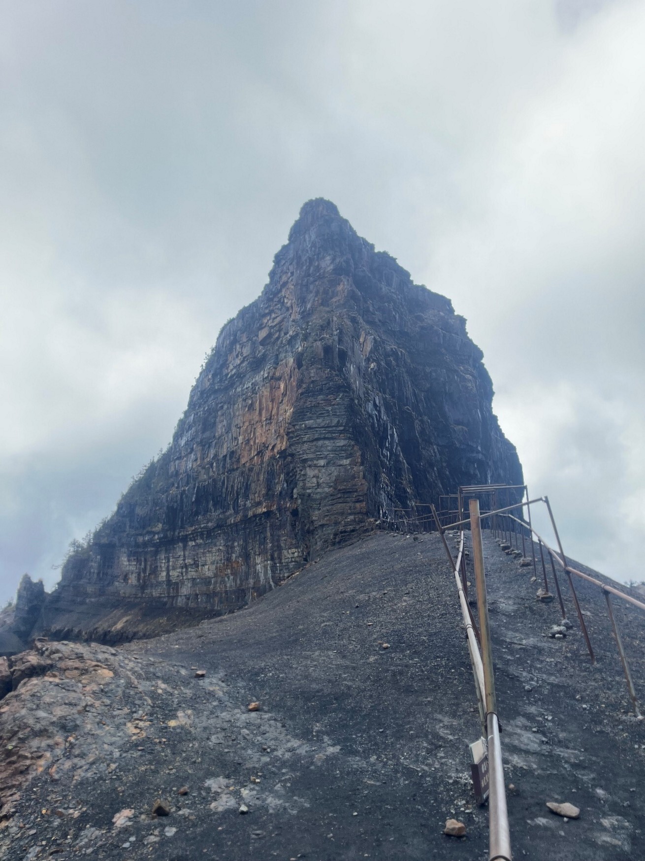 從霸基底望向大霸尖山，能深刻感受到它的氣勢磅礡/雪霸處提供