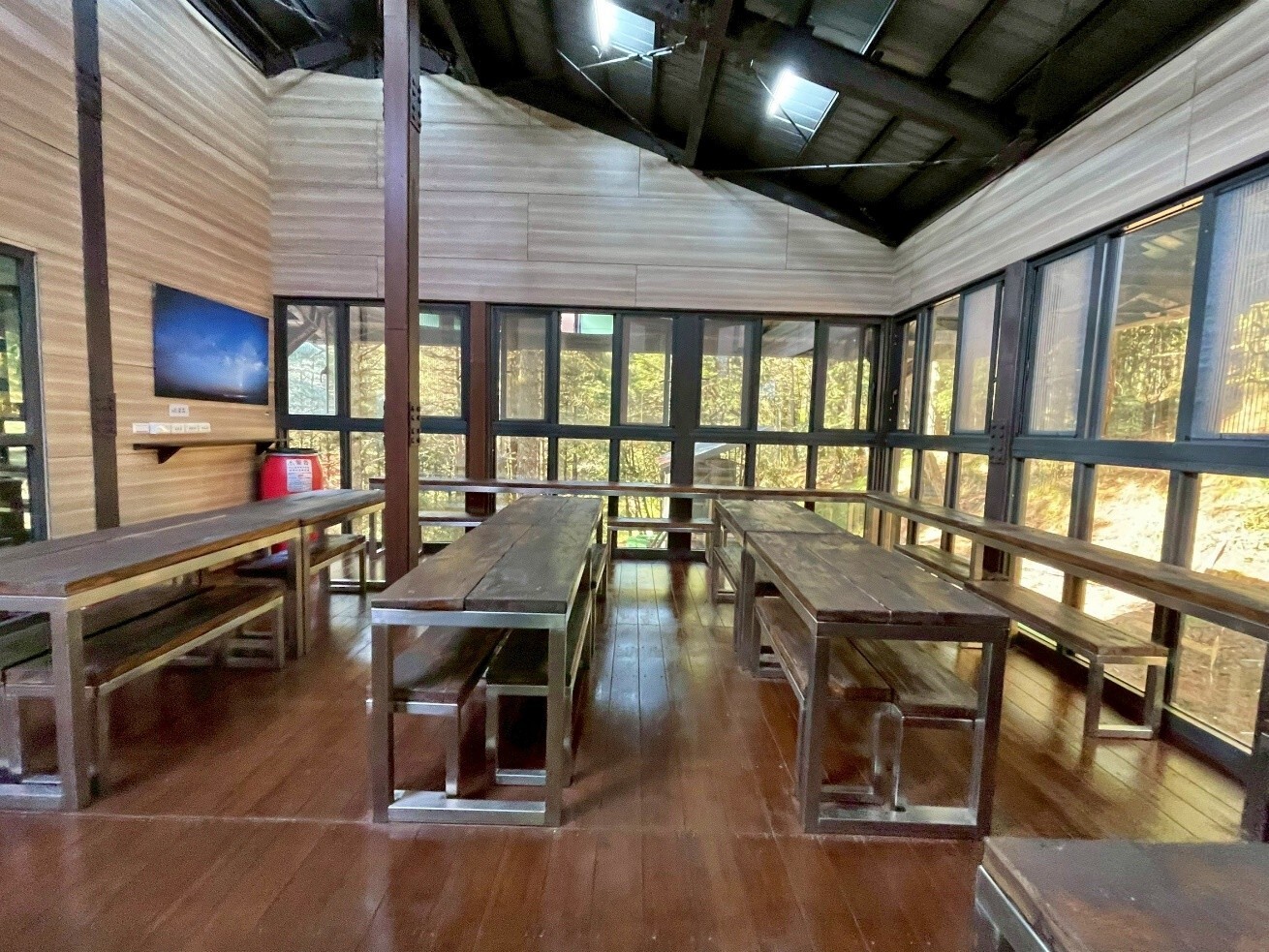 觀高山屋的交誼廳是提供山友們用餐和交流的場所/玉管處提供