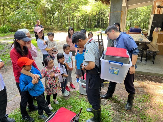 alt-072303_解說人員示範將臺灣櫻花鉤吻鮭裝袋後背上鐵架的所有步驟