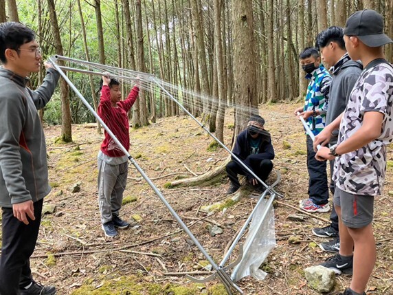 學員們準備架設豎琴網/玉管處提供