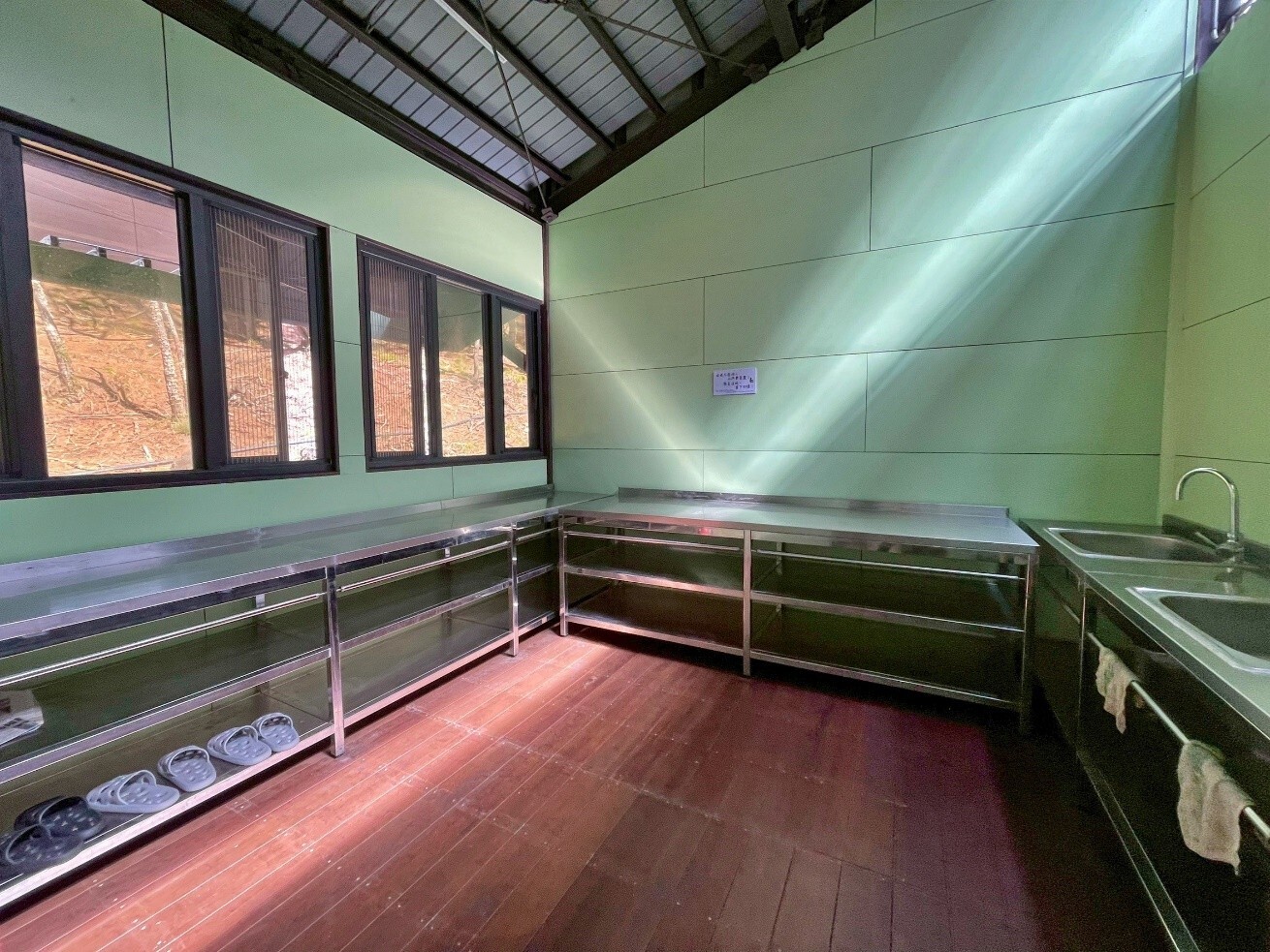 觀高山屋的廚房備有專用拖鞋，希望不要將油汙帶出廚房，一次可供7人同時煮食/玉管處提供