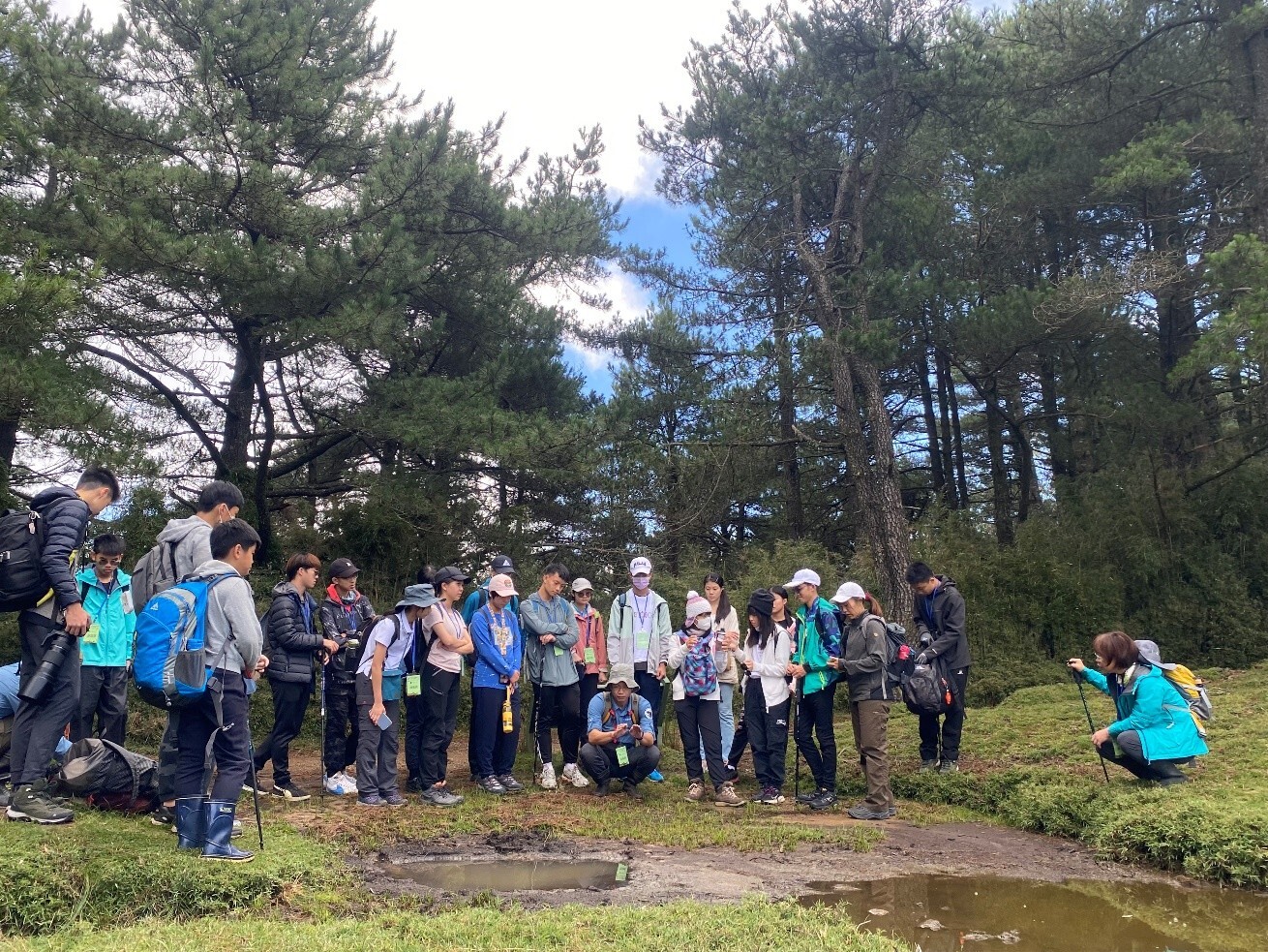 alt-072318_老師帶領學員們至水池邊觀察動物足跡