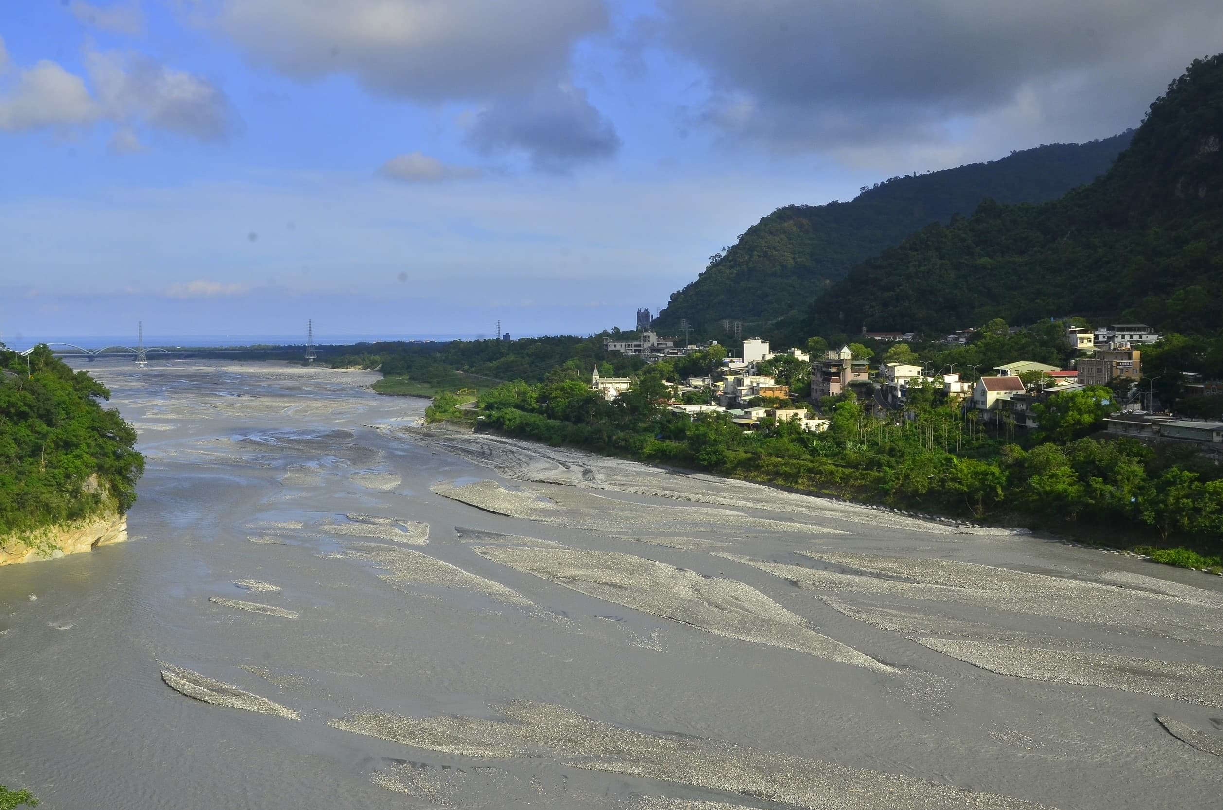 alt-072409_太魯閣臺地步道南段緊鄰立霧溪可以眺望立霧溪出海口