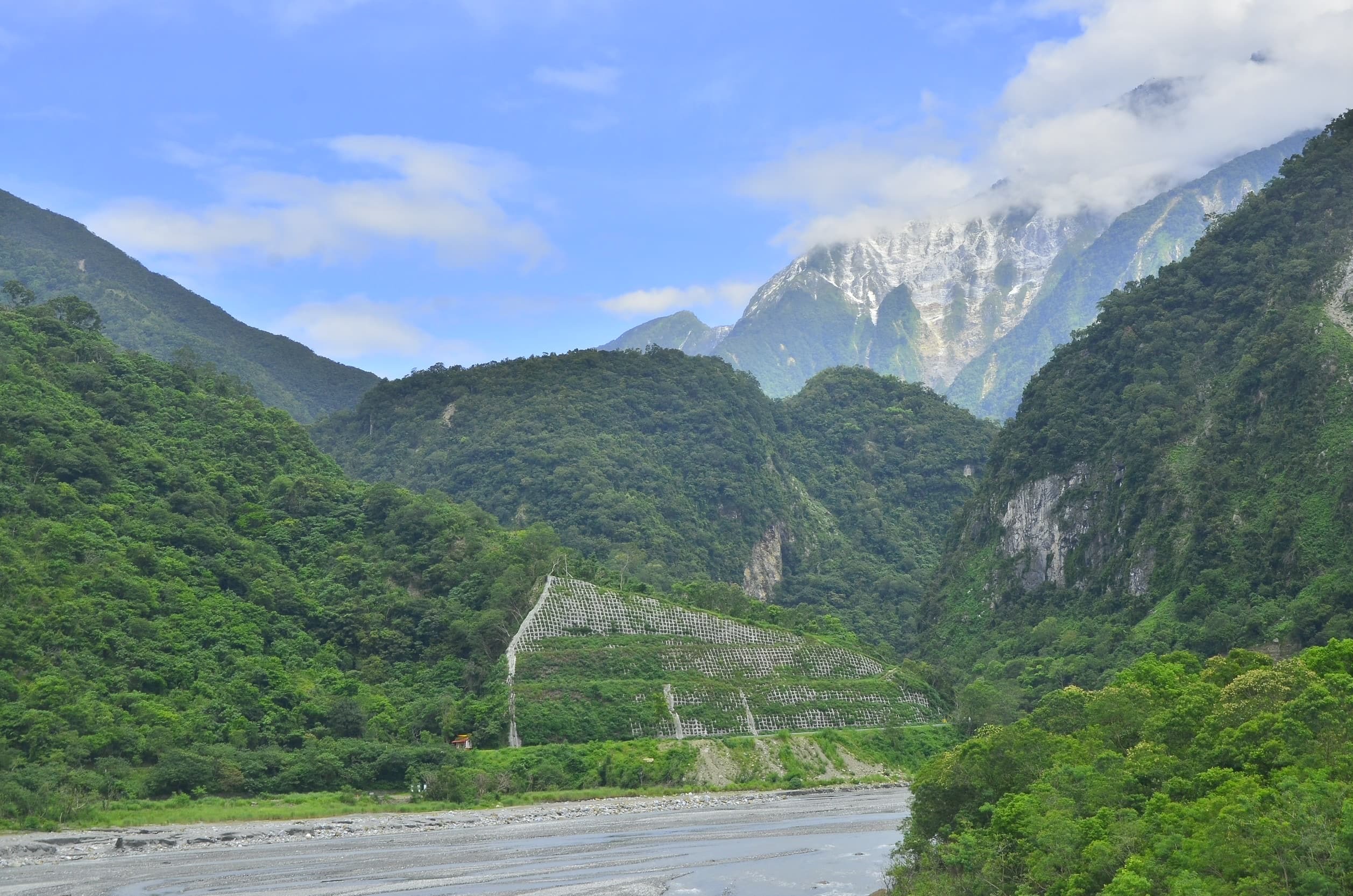 太魯閣口可以觀察立霧溪下游群山環抱山勢陡升至2千多公尺