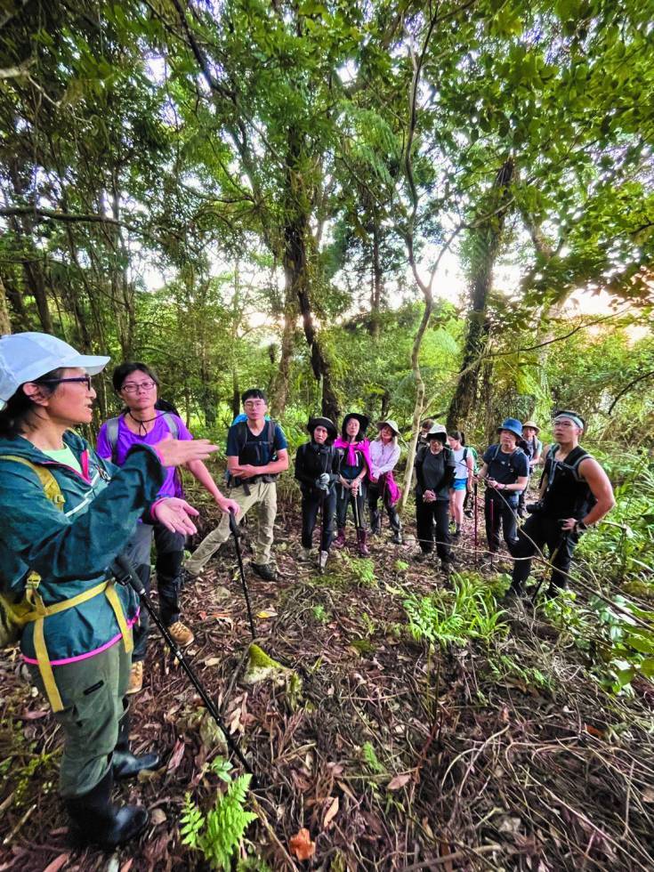 為登山客們帶路、解說（左為李慧蓮）