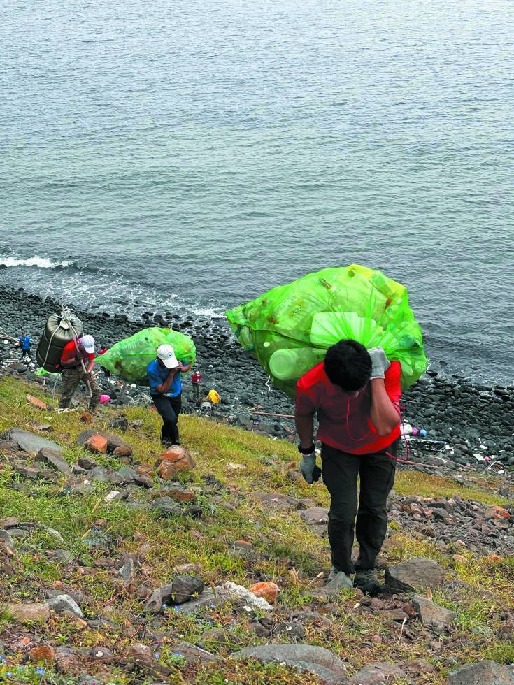 澎湖南方四島多處海岸地形具挑戰性，需由特戰志工協助清運