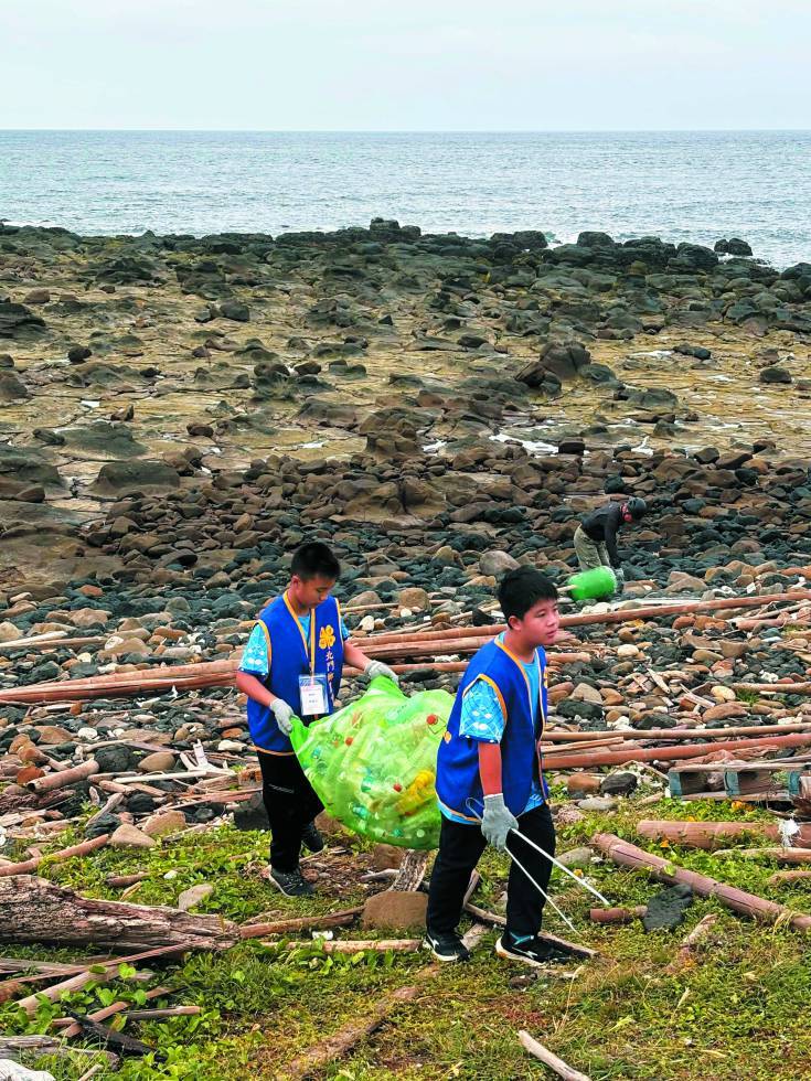 學童們不到1小時就能撿拾到滿滿一袋海漂垃圾