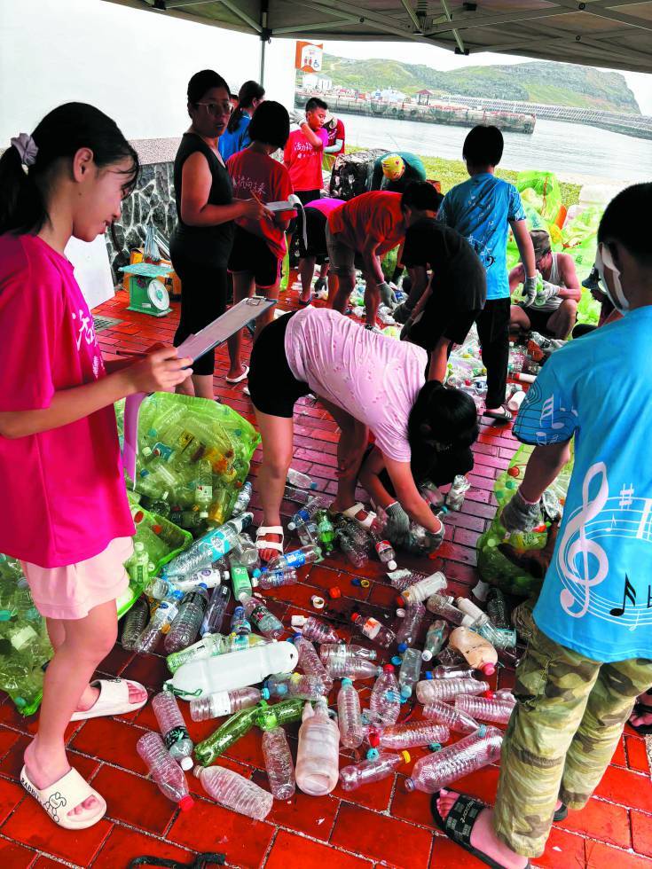 學童進行海漂垃圾統計及分析