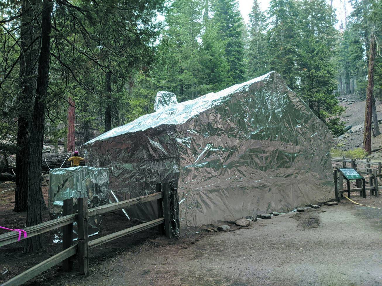 為防止歷史建物遭野火焚毀，於野火季節前為建物包覆防火材料