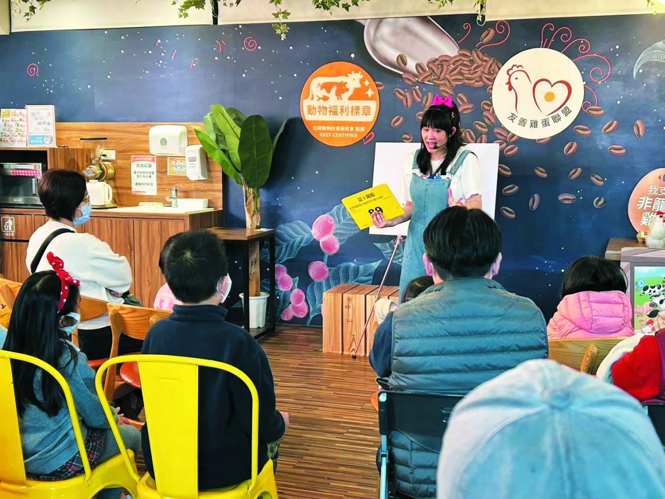 以說故事的方式向大人小孩傳遞友善動物觀念／家樂福 提供