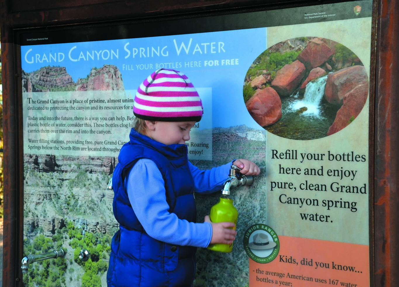 提供加水站鼓勵遊客自帶瓶罐裝取自然泉水