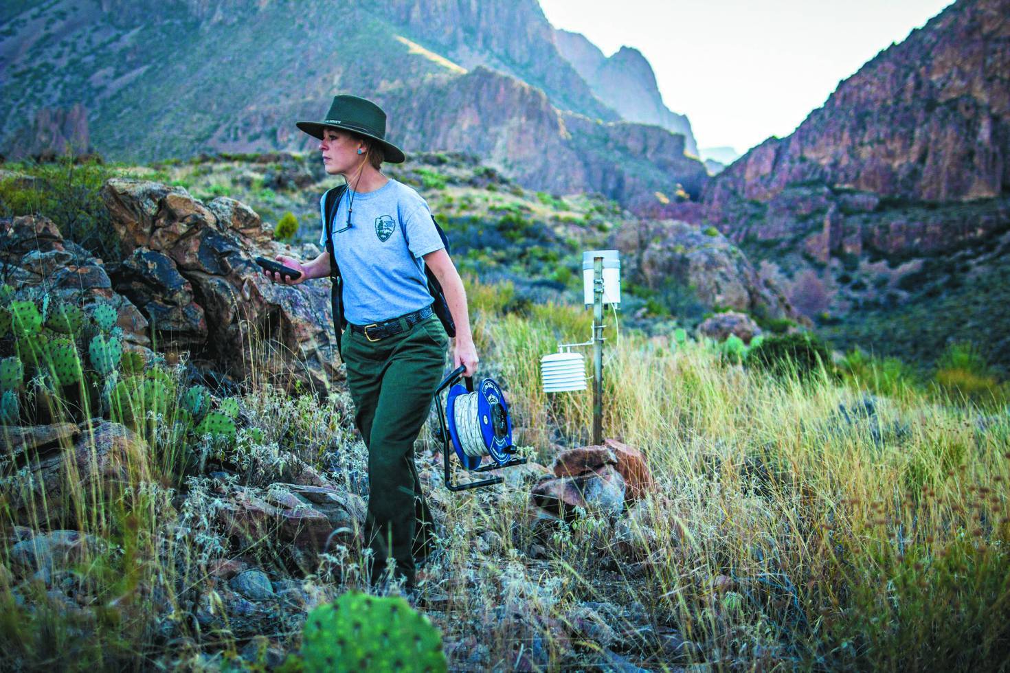 科學家監測氣候變遷引起的降水和溫度變化，研究如何影響水資源供應