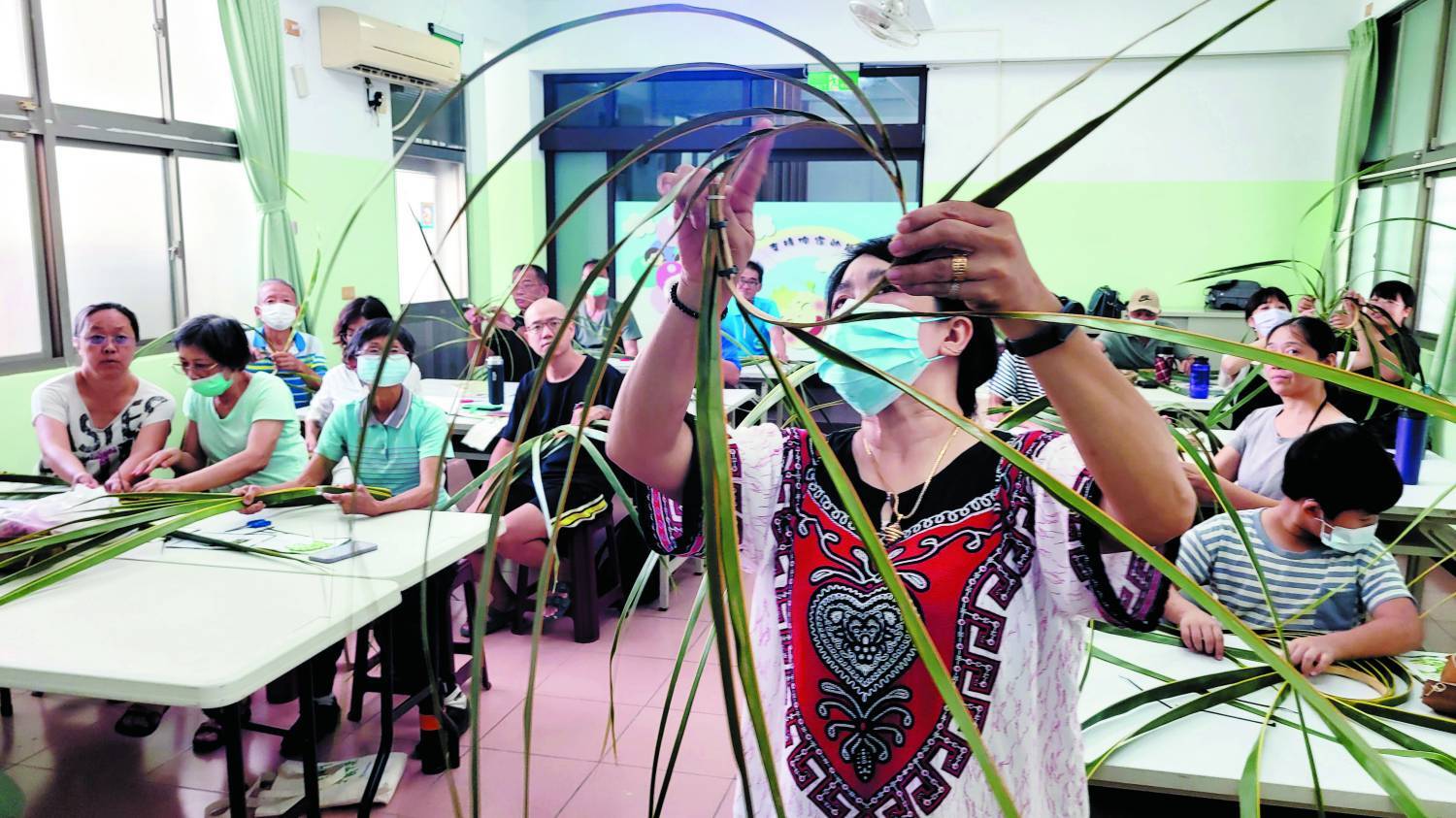 學習以椰子葉編織容器，提升行銷美學，落實減塑包裝／墾管處 提供