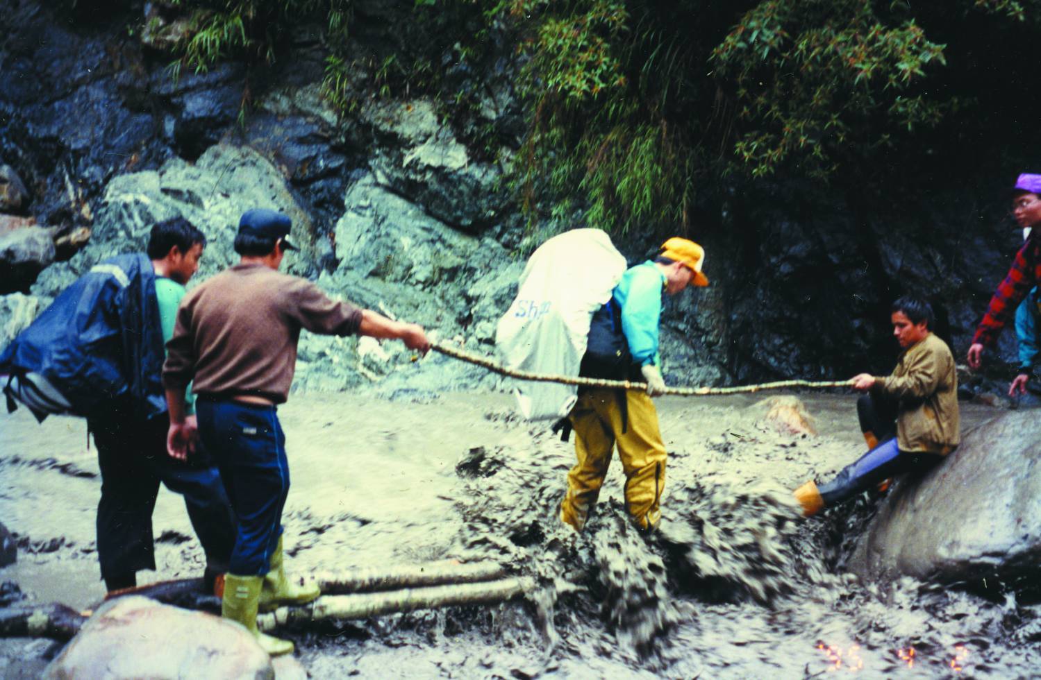 1999年八通關越道因山洪爆發，樂樂山屋段無法通行，由保育巡查員救援山友過溪