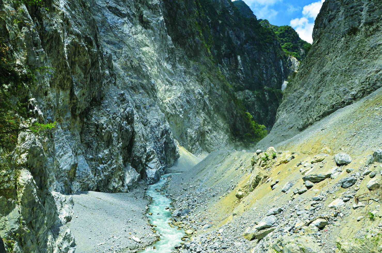 0403花蓮地震導致山坡植被崩落，河道堆積落石，如何在重建中兼顧自然與社區，需依賴眾人的耐心與智慧／林茂耀 攝