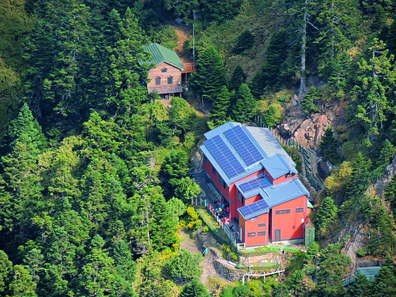 重建後的排雲山莊，力求在環境保護和使用者安全、舒適間取得平衡（辜怡釩 攝）