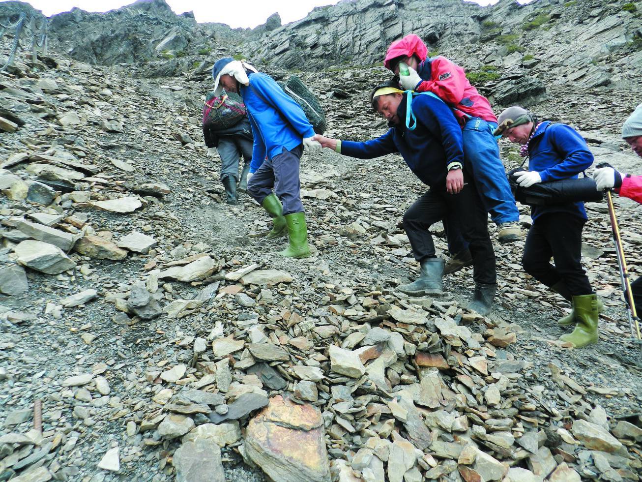 5位保育巡查員從玉山北峰輪替為山友供氧，揹負10幾公里救援下山
