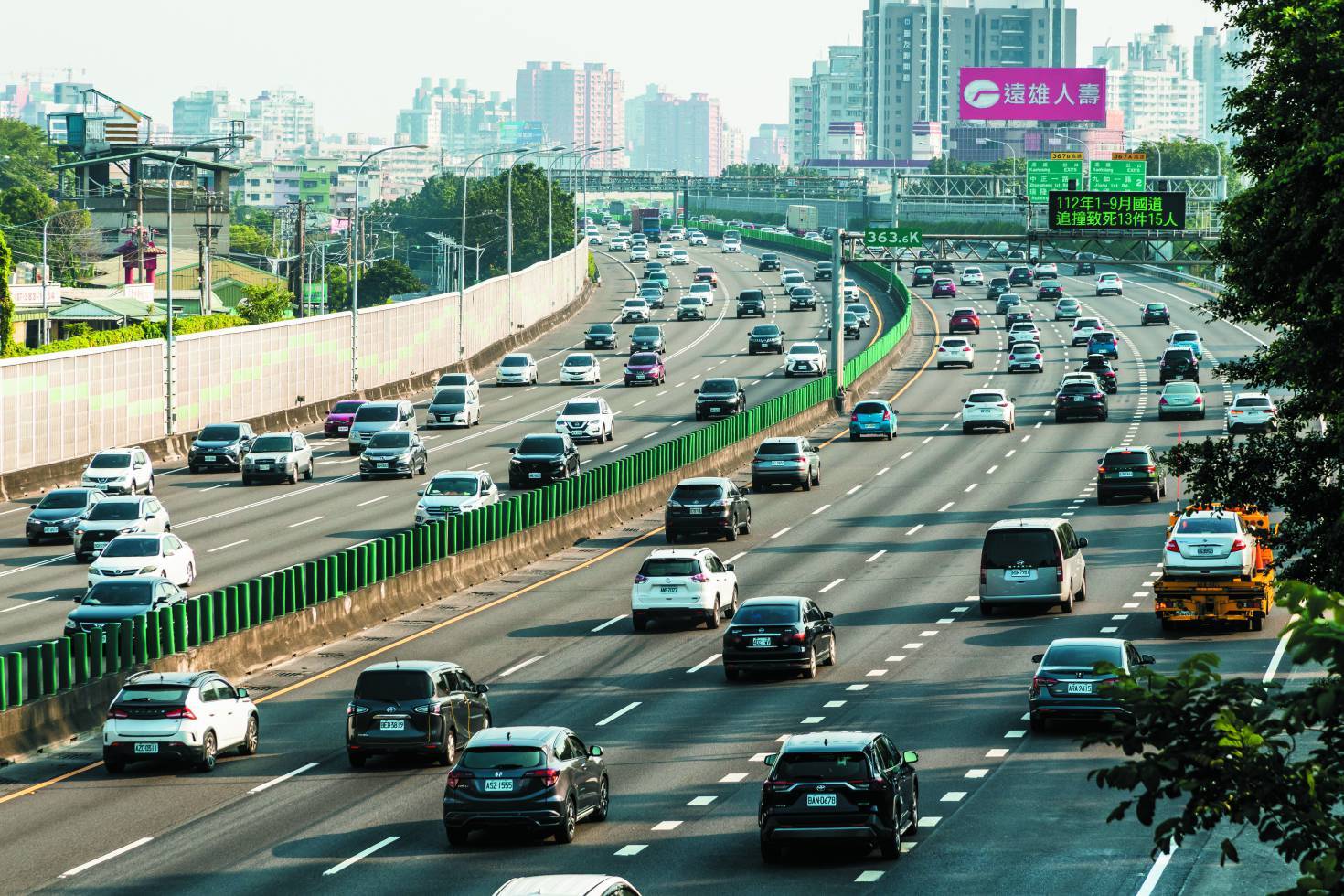 員工通勤產生的碳排屬於碳盤查中的間接排放／BING-JHEN HONG 提供（iStock）