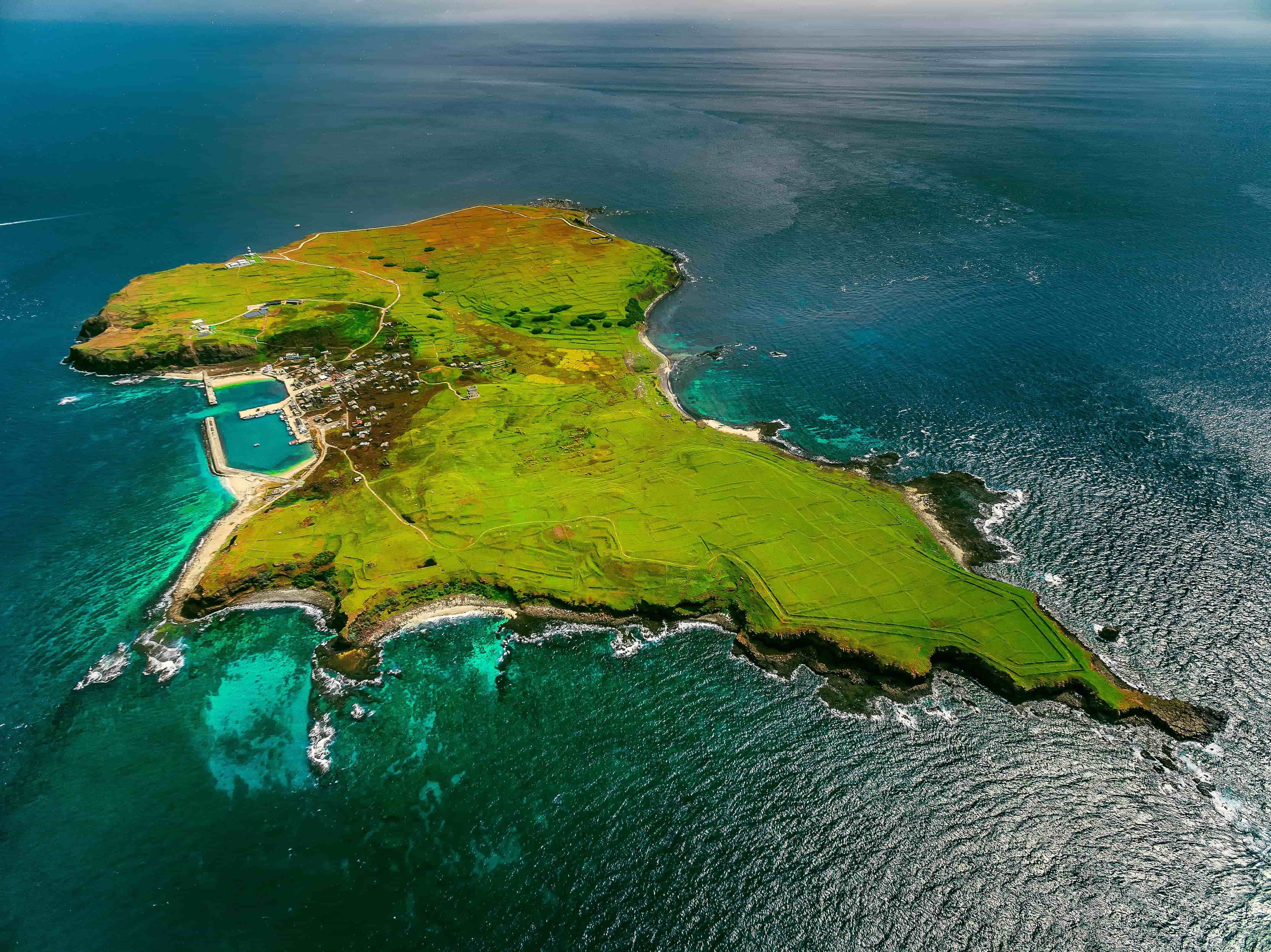 東吉嶼既成道路集中於聚落，外圍因地勢起伏僅有簡易路徑(海管處資料照片)