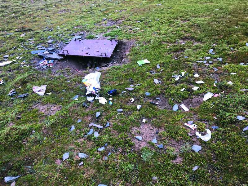 山屋周圍的垃圾顯示登山者未把對登山的愛化為對環境的尊重／玉管處 提供