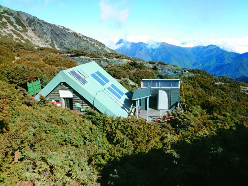 小巧的圓峰山屋屬避難型山屋／玉管處 提供
