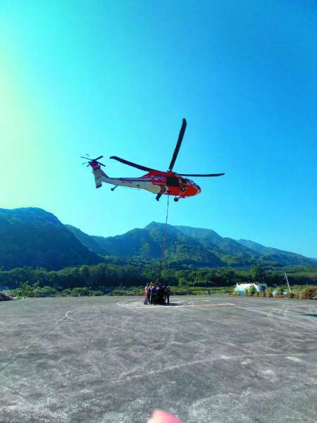 由直升機協助吊掛建材和機具／玉管處 提供