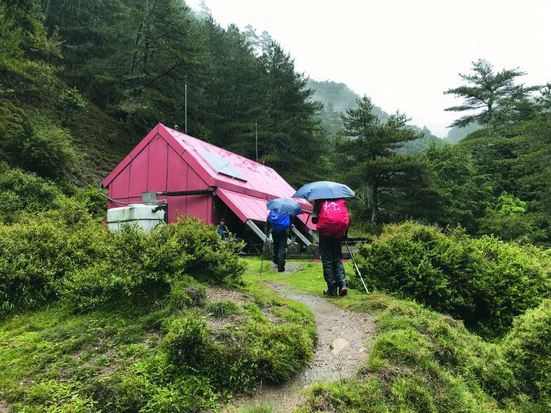 山中氣候多變，雖有山屋但登山者仍需做足準備／何小綠 攝