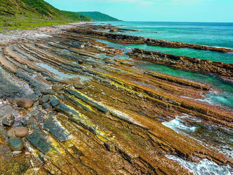 溪仔口海岸猶如只為來訪者開啟的地質寶庫／墾管處 提供（許釗滂 攝）