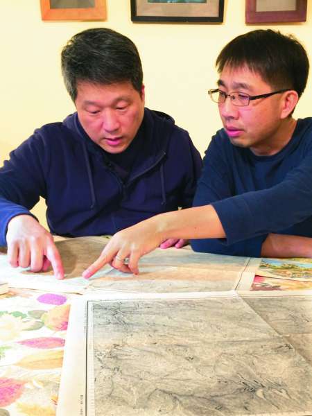 與研究夥伴一同從新舊資料中對比、爬梳出太魯閣歷史的種種細節（左：金尚德）