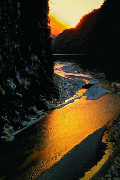 長大後回到花蓮，繼續以鏡頭拍攝下日出立霧溪的景致