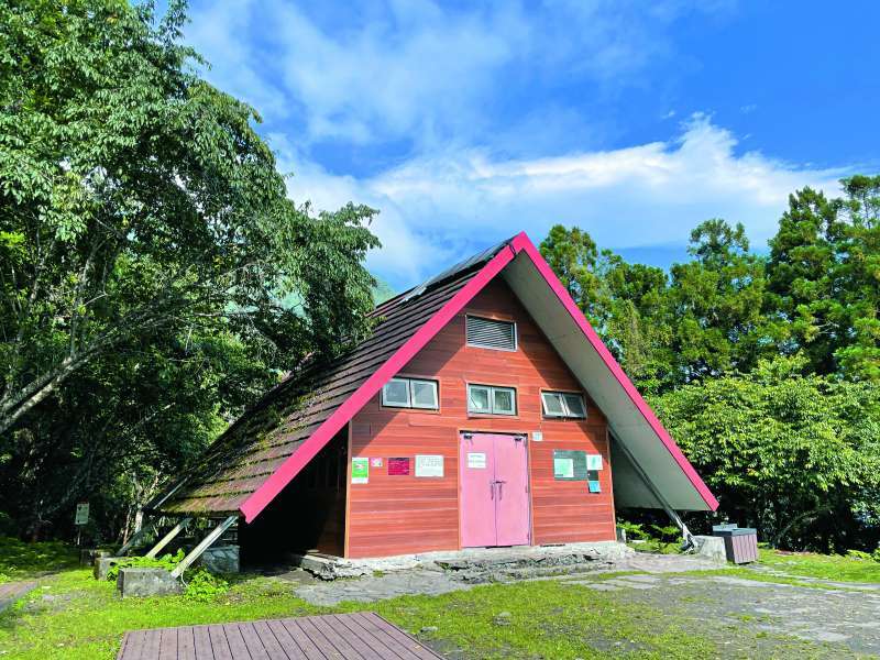 學習尊重人與環境，山屋應是無痕山林的推廣基地（圖為瓦拉米山屋）／玉管處 提供