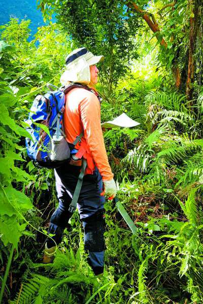 走在荒煙蔓草間定位古道與歷史遺跡的位置