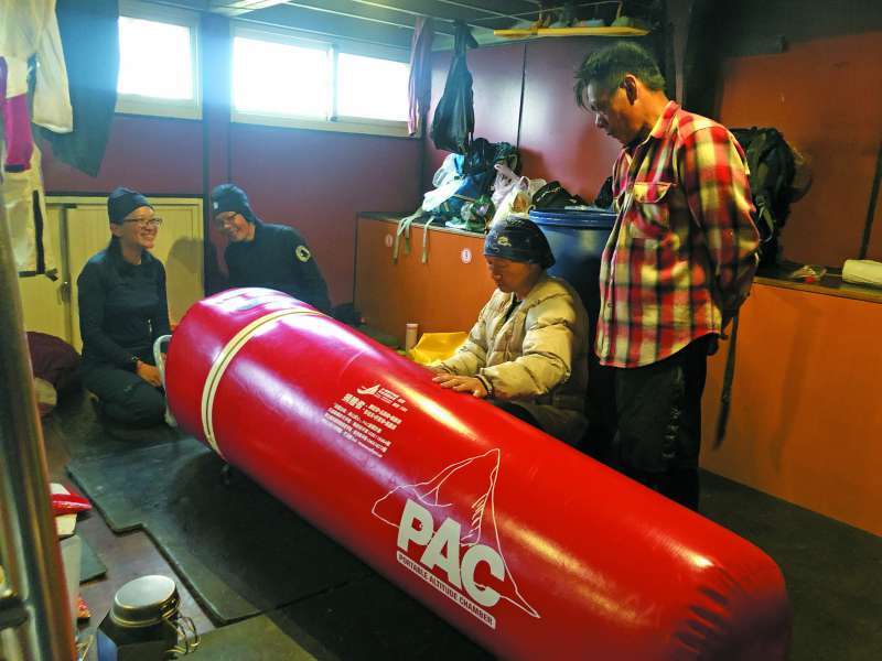 山屋中備有加壓艙供救助高山症山友使用／玉管處 提供