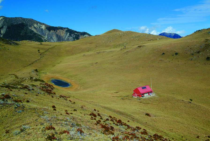 一座小小山屋，提供了休憩、住宿、事故應變等功能（圖為大水窟山屋）／何小綠 攝
